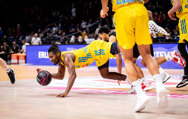 伍的防守也 伍的防守也